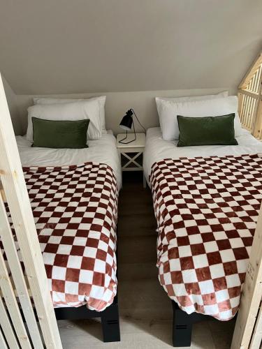 two beds sitting next to each other in a room at Luxury coastal retreat - On-site parking - sleeps 4 in Ilfracombe