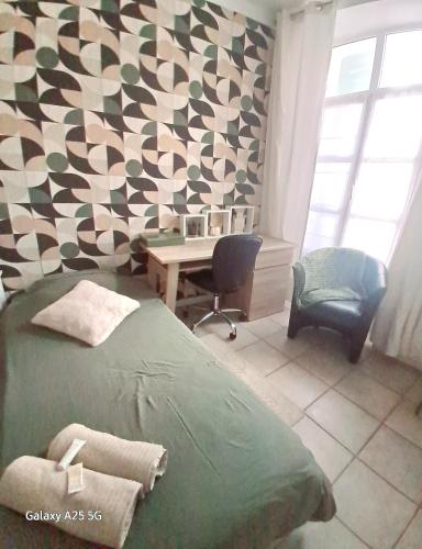 - une chambre avec un lit vert et un bureau dans l'établissement Emplacement idéal 450 métres du Palais croisette plage, à Cannes