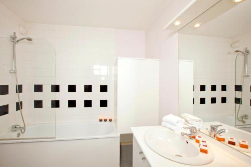 Koupelna v ubytování Séjours & Affaires Lille Europe