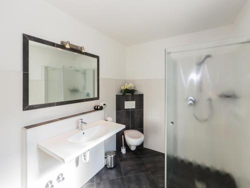 シェーナにあるGasserhof Garni & Apartmentの洗面台、トイレ、鏡のあるバスルーム