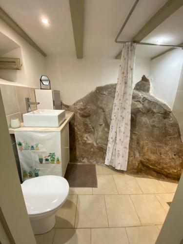 Koupelna v ubytování Villa Skylight et studio séparé avec terrasse panoramique avec vue mer et piscine privée