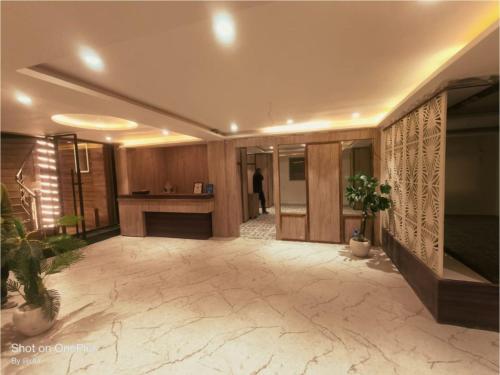 a large hallway with a lobby with plants in it at Hotel Wild Rose - Dalhousie in Dalhousie