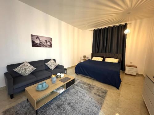 Ένα ή περισσότερα κρεβάτια σε δωμάτιο στο Private Cozy Studio Apartment BEST PRICE