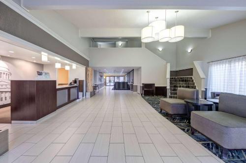Гостиная зона в La Quinta Inn by Wyndham El Dorado