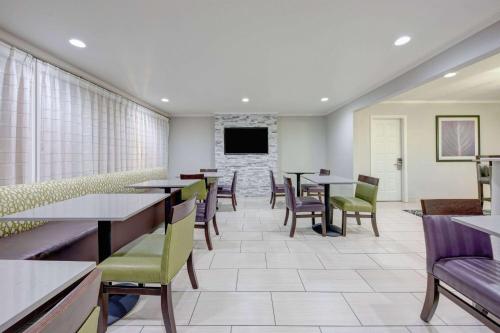 Телевизор и/или развлекательный центр в La Quinta Inn by Wyndham El Dorado
