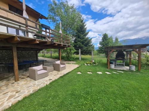 a backyard with a deck and a table and chairs at Bran Mountain Living in Bran