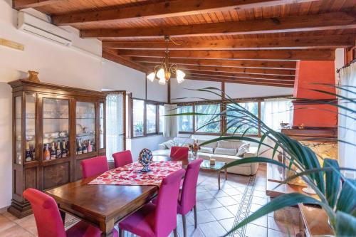 een eetkamer met een tafel en paarse stoelen bij Villa Muelacuta mini piscina a 850 mt sabbia by Apulia Home in Gallipoli