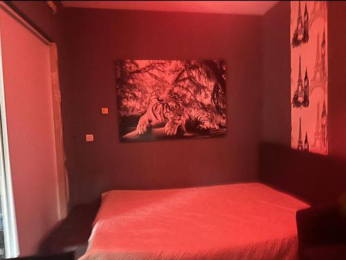 une chambre avec une peinture d'un tigre sur le mur dans l'établissement CbA, à Villerupt