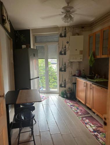 une cuisine avec un réfrigérateur et une table à l'intérieur dans l'établissement CbA, à Villerupt