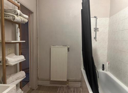 une salle de bain avec baignoire et douche dans l'établissement CbA, à Villerupt