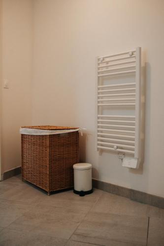 une chambre avec un panier en osier et une fenêtre dans l'établissement Résidence Boho Lacanau, à Lacanau