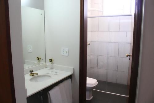 W łazience znajduje się umywalka, toaleta i prysznic. w obiekcie ARQ Inn Hotel w mieście Ribeirão Preto
