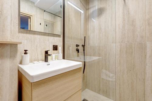 une salle de bain avec un lavabo et un miroir dans l'établissement Bluestay 128 - Superb apartment in Paris, à Vincennes
