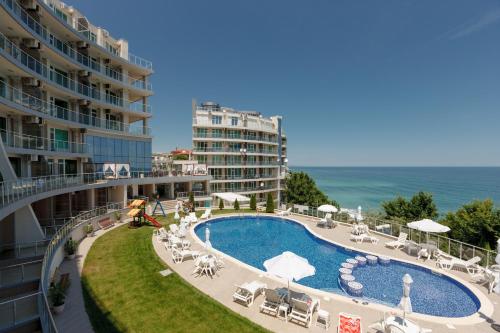 vista sulla piscina di fronte a un edificio di Silver Beach Apart Complex a Byala