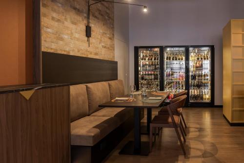 a restaurant with a booth with a table and chairs at Best Western Hotel Cristallo in Rovigo