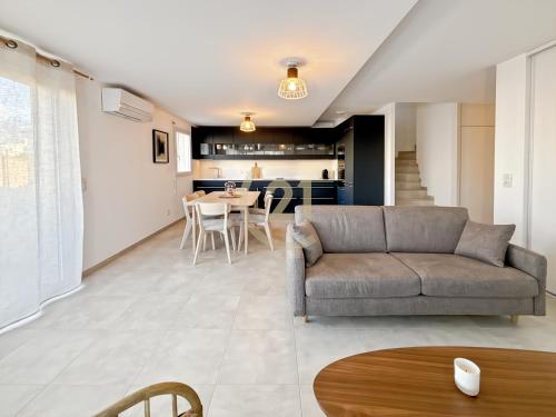un salon avec un canapé et une table dans l'établissement Duplex T4 proche de la plage à Calvi, à Calvi
