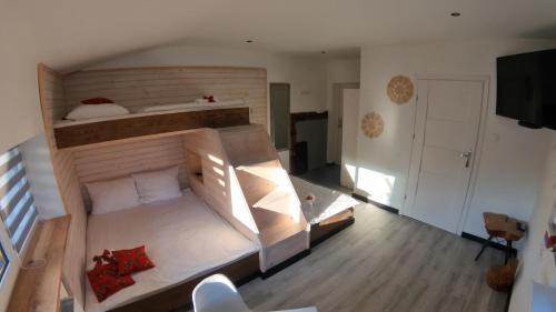 Un dormitorio con una litera grande en una habitación. en Beskidzka Guest House, en Szczyrk