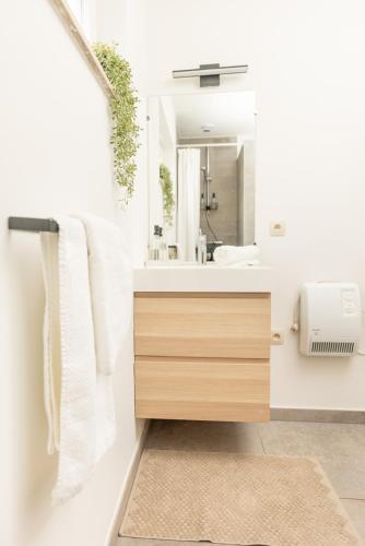 a bathroom with a sink and a mirror at Le cocon du Duc in Namur