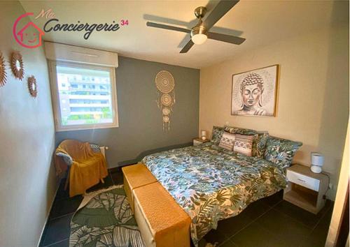 une chambre avec un lit et un ventilateur de plafond dans l'établissement Spacieux T3 Standing Parking privé centre ville Montpellier, à Montpellier