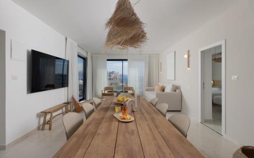 a living room with a wooden table and chairs at אורה דירות אירוח -נץ 9- דירות נופש איכותיות לנופש שקט ואקסלוסיבי in Eilat