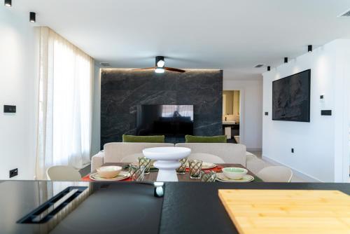 TV a/nebo společenská místnost v ubytování Luxury penthouse 3 bedrooms, large terrace, barbecue, near beach and Shopping Center - La Zenia