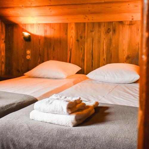 a bedroom with two beds with white towels on them at Le Schallern - Accès à pieds depuis le Gaschney in Muhlbach-sur-Munster