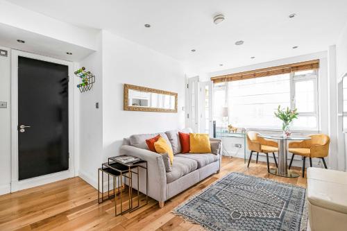 a living room with a couch and a table at Elegant 1 Bedroom flat near Harrods in London