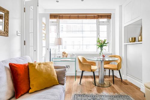 a living room with a couch and a table at Elegant 1 Bedroom flat near Harrods in London