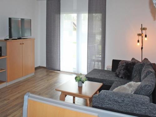 TV a/nebo společenská místnost v ubytování Ferienhaus Nr 14, Kategorie Komfort, Feriendorf Hochbergle, Allgäu