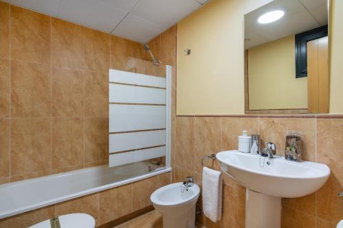 ein Badezimmer mit Waschbecken, Toilette und Spiegel in der Unterkunft Playa Marina by Ĥ - Playa Punta del Moral PPHM319P74 in Punta del moral