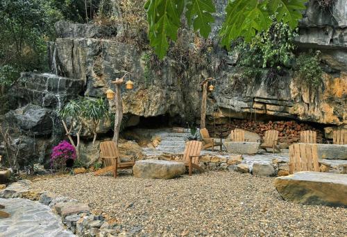 Κήπος έξω από το The Hive Hostel - Tam Coc