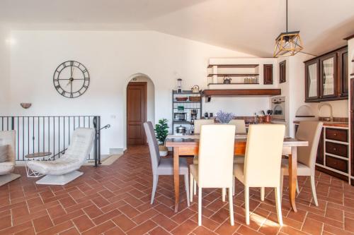 a kitchen and dining room with a table and chairs at 15 miles to Rome - Affitti Brevi Italia in Riano
