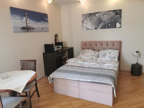 a bedroom with a bed and a desk in it at Piano Diva I LUX RELAX Apartamenty Kołobrzeg in Kołobrzeg
