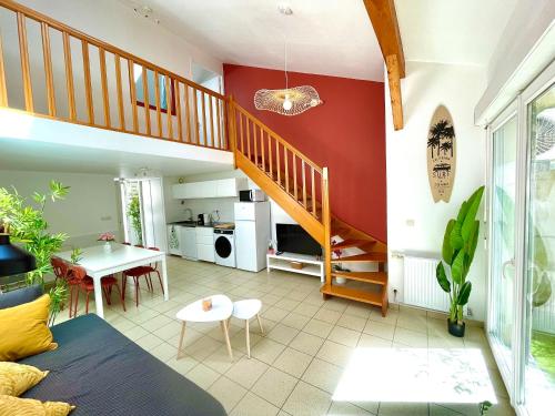 a living room with a staircase and a table at BnGo I Maison Terracotta I Jardin, Garage, 3 chambres, 9 personnes in Villeurbanne