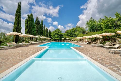 Πισίνα στο ή κοντά στο Residence with swimming-pool in San Donato Fronzano, apartments with air conditioning and outdoor private area