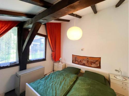 Ένα ή περισσότερα κρεβάτια σε δωμάτιο στο Ferienwohnung Schimmer mit Bergblick im ruhigen, naturverbundenen Ferienpark Vorauf, Siegsdorf