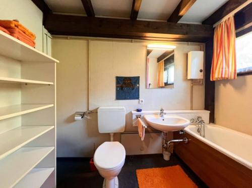 Ένα μπάνιο στο Ferienwohnung Schimmer mit Bergblick im ruhigen, naturverbundenen Ferienpark Vorauf, Siegsdorf