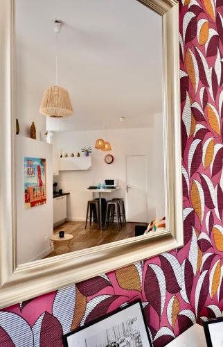 un miroir sur le mur du salon dans l'établissement Studio with Big terrace full center with air conditioning, à Nice