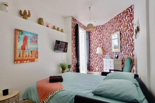 une chambre avec un lit et une fenêtre dans l'établissement Studio with Big terrace full center with air conditioning, à Nice