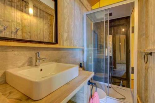 une salle de bain avec un lavabo blanc et une douche dans l'établissement Camping 3 étoiles - Piscine - eebeae, à Mondragon