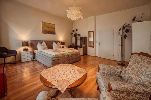 a living room with a couch and a table at Schön wohnen nähe Schönbrunn in Vienna