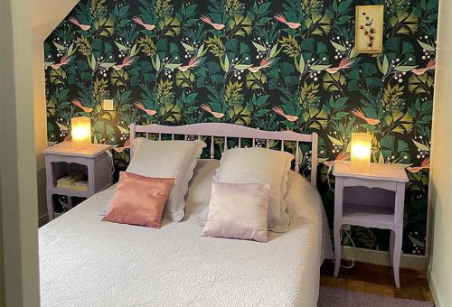 une chambre avec un lit avec deux tables et deux lampes dans l'établissement Domaine du bouloy, à Druyes-les-Belles-Fontaines