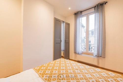 une chambre avec un lit et une fenêtre dans l'établissement A deux min de la cathédrale T2 Premium Rue Libergier, à Reims