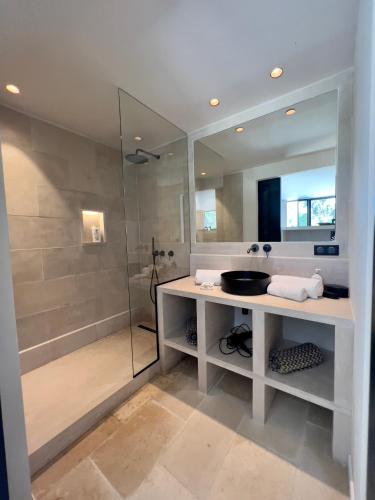 une salle de bain avec un lavabo et une douche dans l'établissement Luxury Villa in front of the famous Pont-du-Gard., à Castillon-du-Gard
