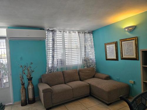 - un salon avec un canapé et des murs bleus dans l'établissement Por Aguada Fue!, à Aguada