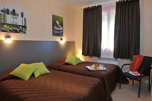 Logis Hotel Le Prieureにあるベッド