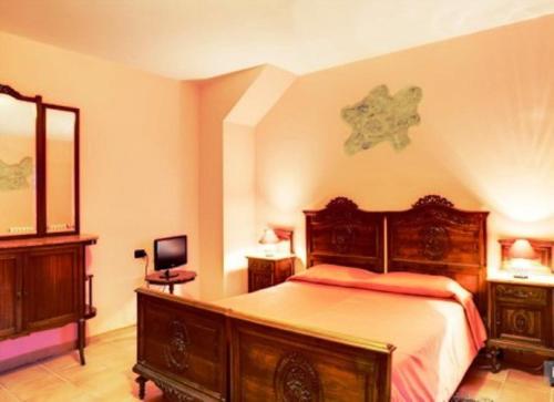 a bedroom with a large bed and a mirror at Perbacco in SantʼAngelo Limosano