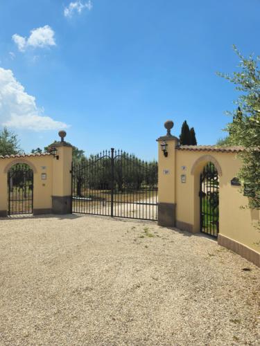 a gate at the entrance to a house at S'Home - Villa nel Verde fuori Roma - Alloggio Sostenibile in Aprilia