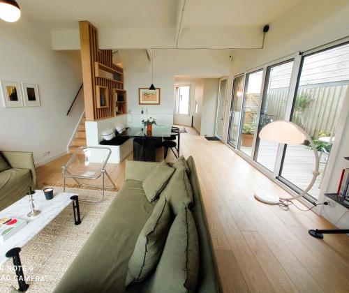 - un salon avec un canapé au milieu d'une pièce dans l'établissement Maison avec jardin à 10 minutes à pied de la plage, à Batz-sur-Mer