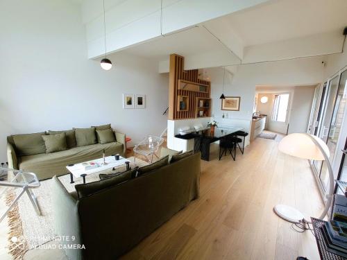 un salon avec un canapé et une table dans l'établissement Maison avec jardin à 10 minutes à pied de la plage, à Batz-sur-Mer